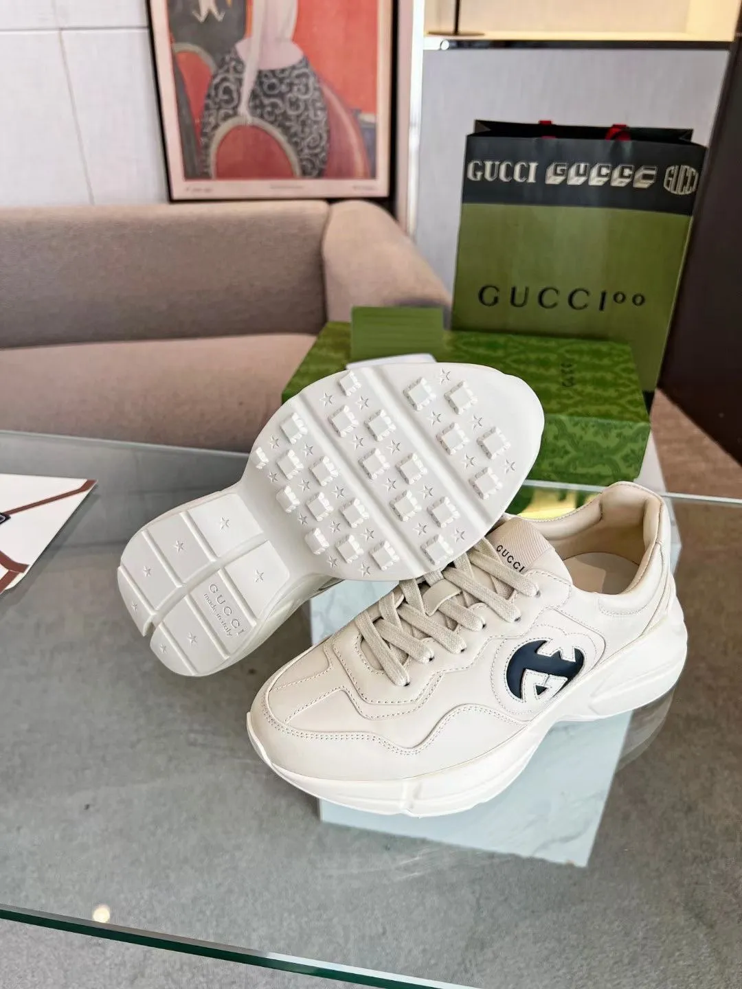 👟👟Ex-factory price 480👟👟 Gucci dad shoes for couples, distressed leather horn-shaped retro jogging shoes. The Balenciaga grandpa trend has subsided, ushering in GUCCI dad shoes, the trend leader in the fashion industry. The original shoes are molded and the original last is made by the Italian handmade foundry! [Gucci original dad shoes] Original surface: imported calfskin! Lining: Grade A hybrid lambskin! Outsole: The highest restoration sole. TPU material plus wear-resistant foam (anti-wear cushioning) ivory leather has been processed with an old-fashioned effect. The sole is 5cm high! The comfort level is excellent, killing all high-end versions on the market! Original logo outsole! 👣Size: Women’s size 35-40. Men's size 38-45. Women's heel with 🈚️logo! Men's heel with 🈶️logo!